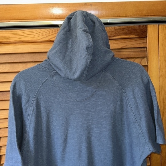 Free Planet Short Sleeved Hoodie Size Medium - Picture 6 of 7